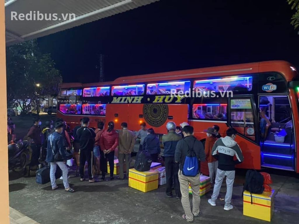 nhà xe minh huy đang đỗ tại bến đón khách Hành khách đang chuẩn bị hành trình chuyến đi cùng nhà xe minh huy