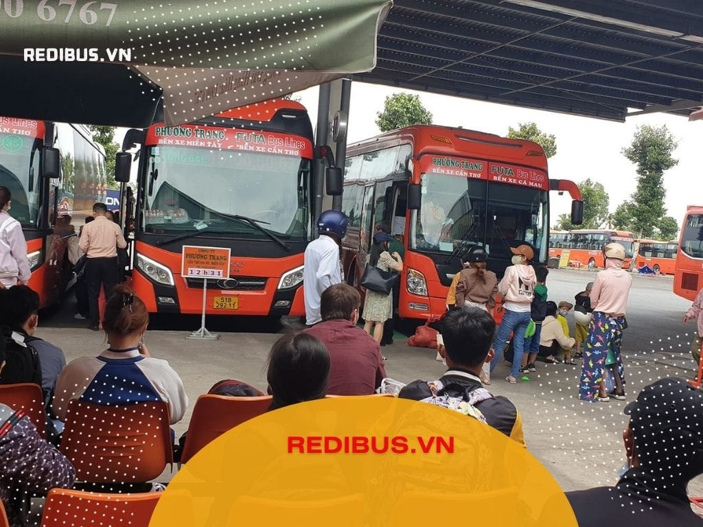 Bến đón khách của Xe Phương Trang Cần Thơ vận tải hành khách Hành khách đang chuẩn bị lên xe phương trang cần thơ đi các tỉnh